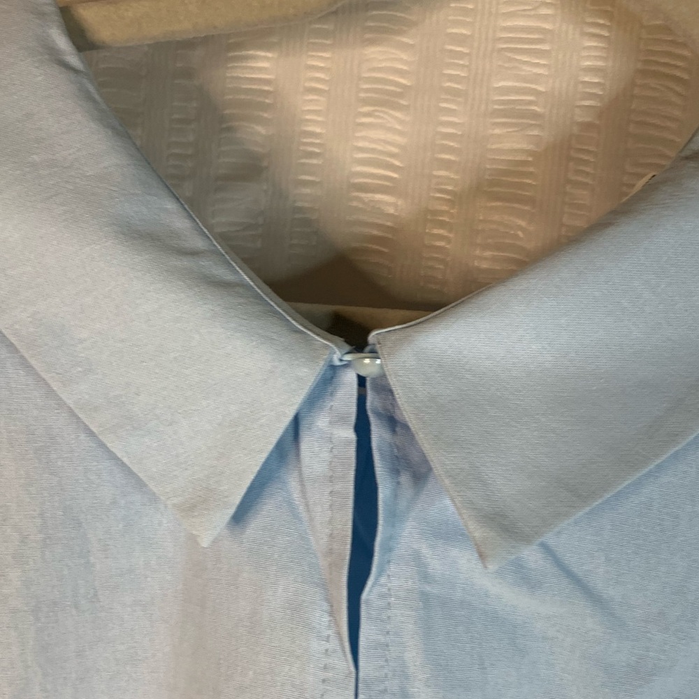 NWOT Women’s lightweight short sleeve blouse in light blue. - Picture 3 of 7